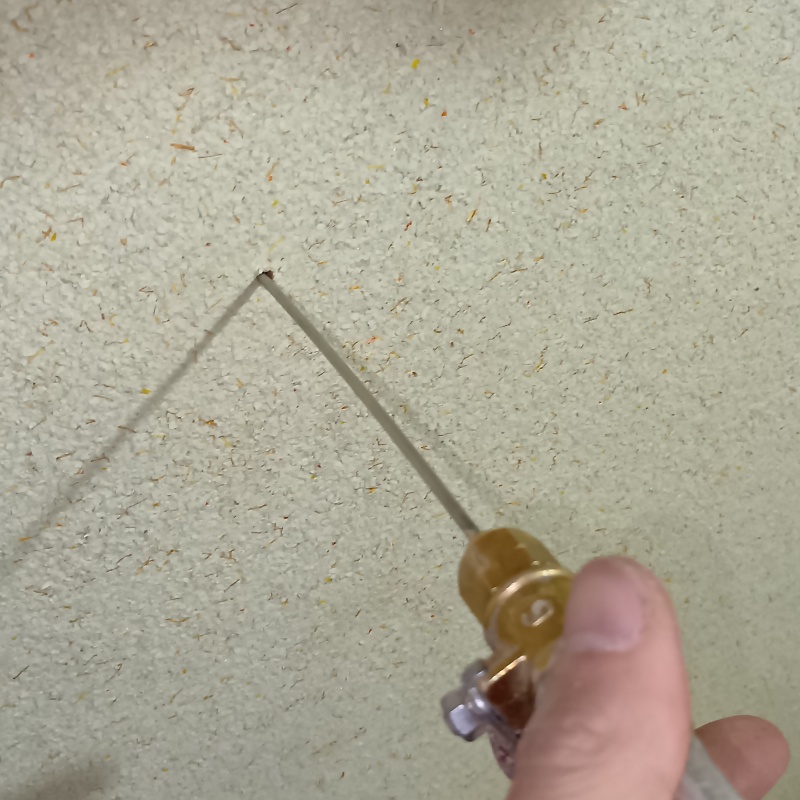 壁の内部に直接シロアリ駆除剤を注入