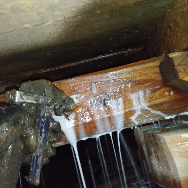 床下木材にシロアリ駆除剤を散布