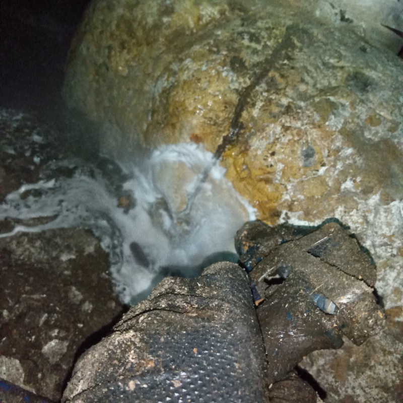 束石にシロアリ駆除剤を散布する様子