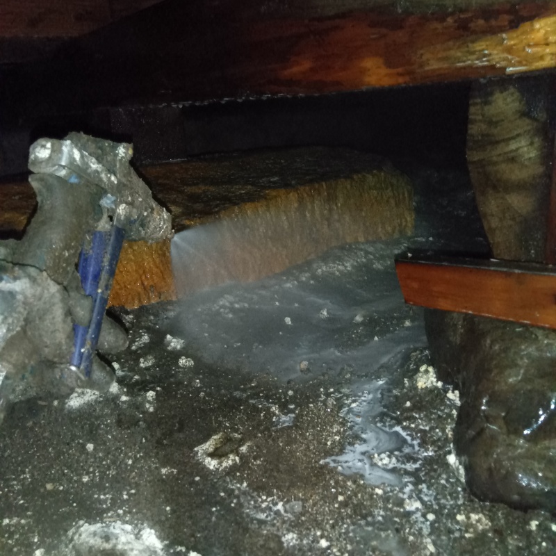 地面にシロアリ駆除剤を散布