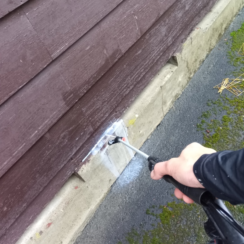 基礎まわりにシロアリ駆除剤を吹きつける様子