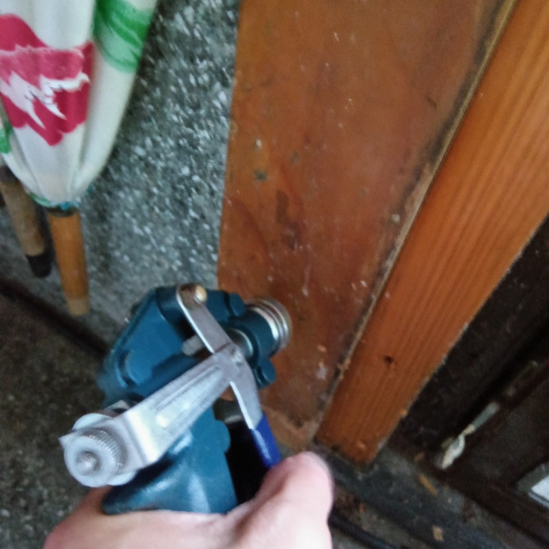 木材に穴を開けてシロアリ駆除剤を注入