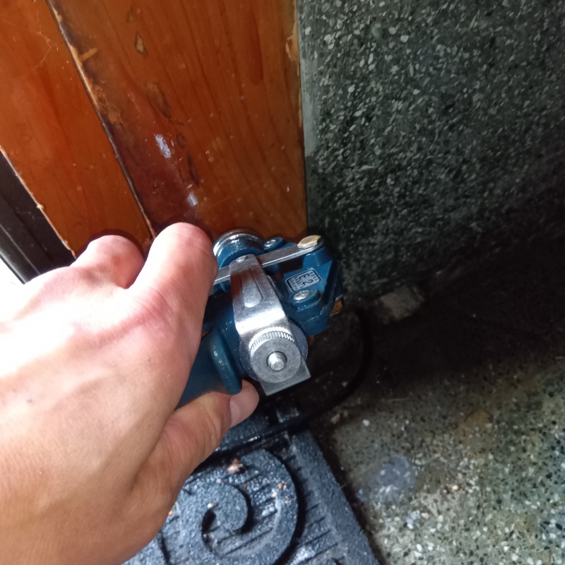 木材の内部に直接シロアリ駆除剤を注入