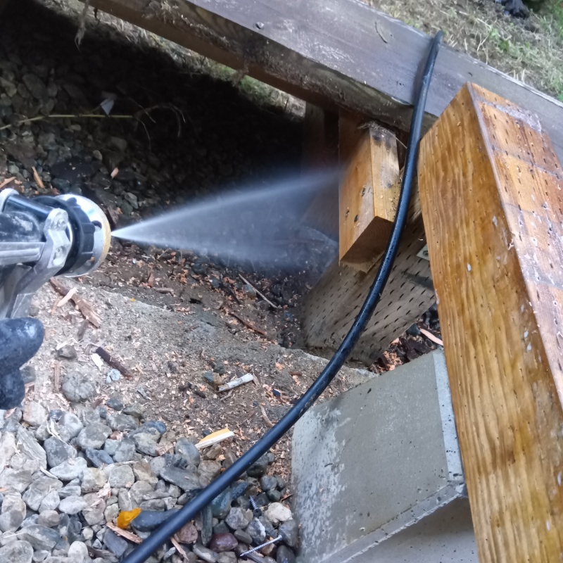 食害を受けた木材にシロアリ駆除剤を吹き付けている様子