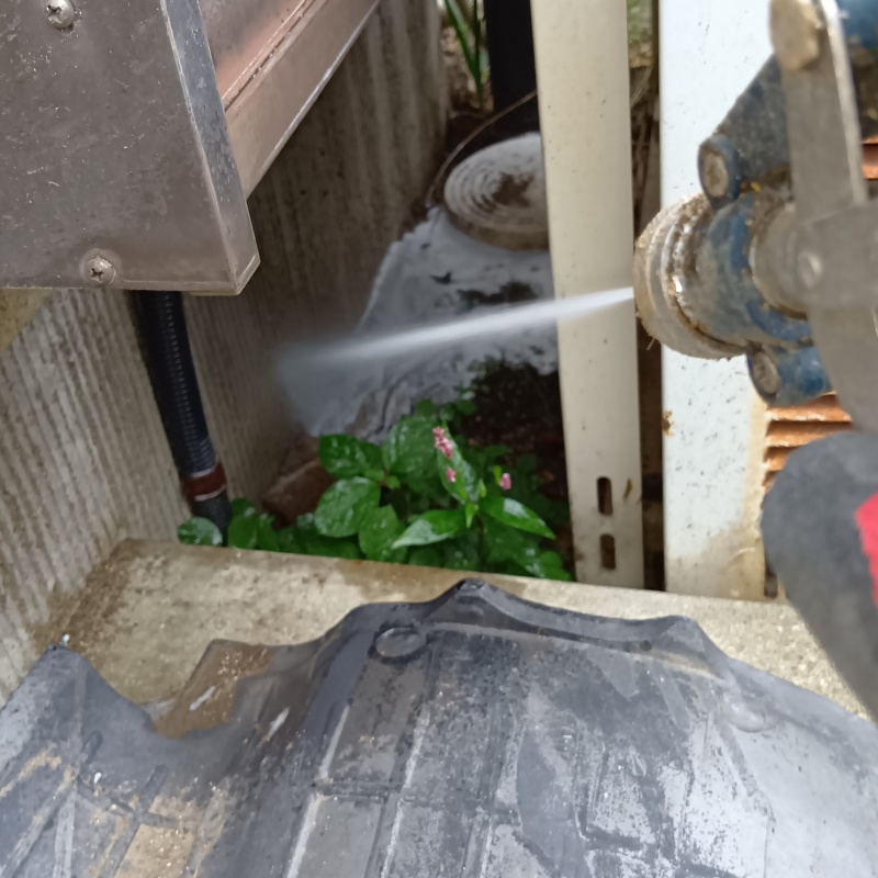 建物外周の土壌にシロアリ駆除剤を散布