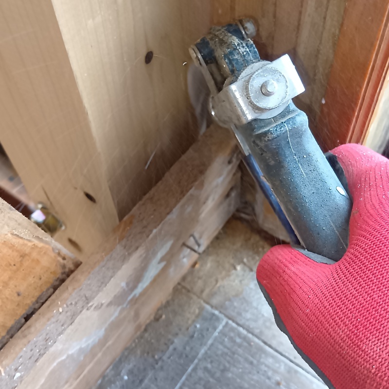 木材に穴を開けてシロアリ駆除剤を注入