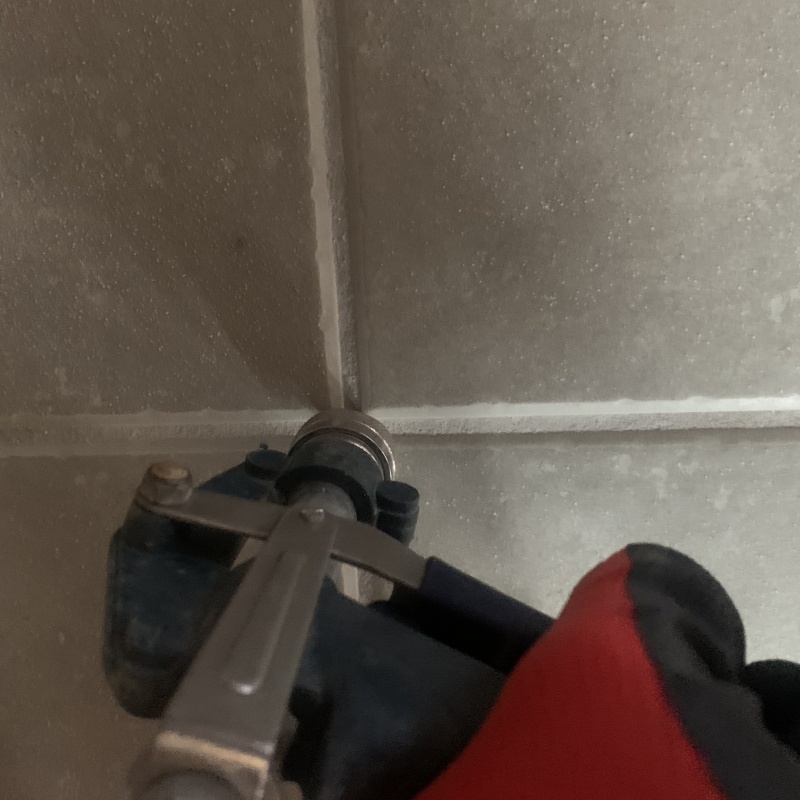 床にシロアリ駆除剤を注入