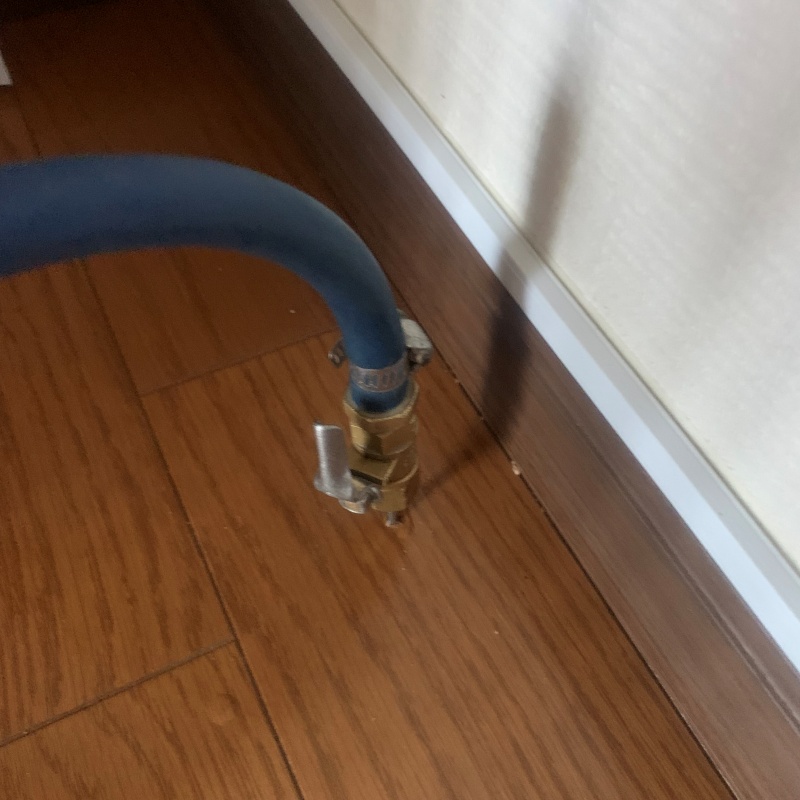 床にシロアリ駆除剤を注入