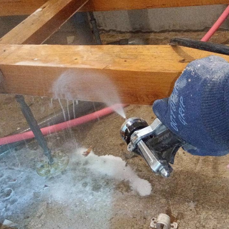 床下の木材にシロアリ駆除剤を散布