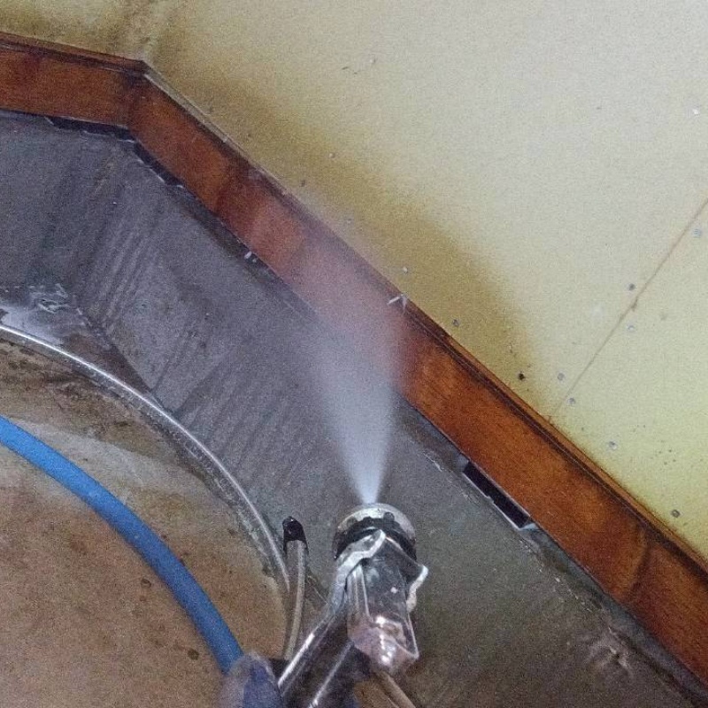 床下の木材にシロアリ駆除剤を散布