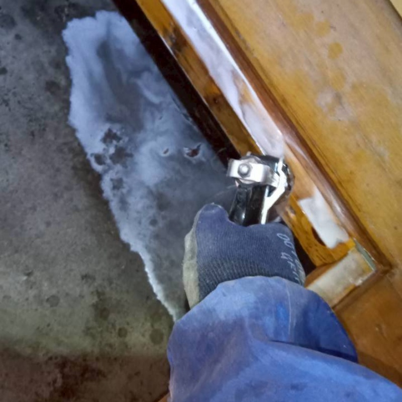 床下の木材にシロアリ駆除剤を散布