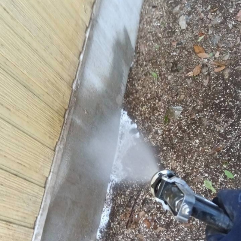 建物の外周にシロアリ駆除剤を散布