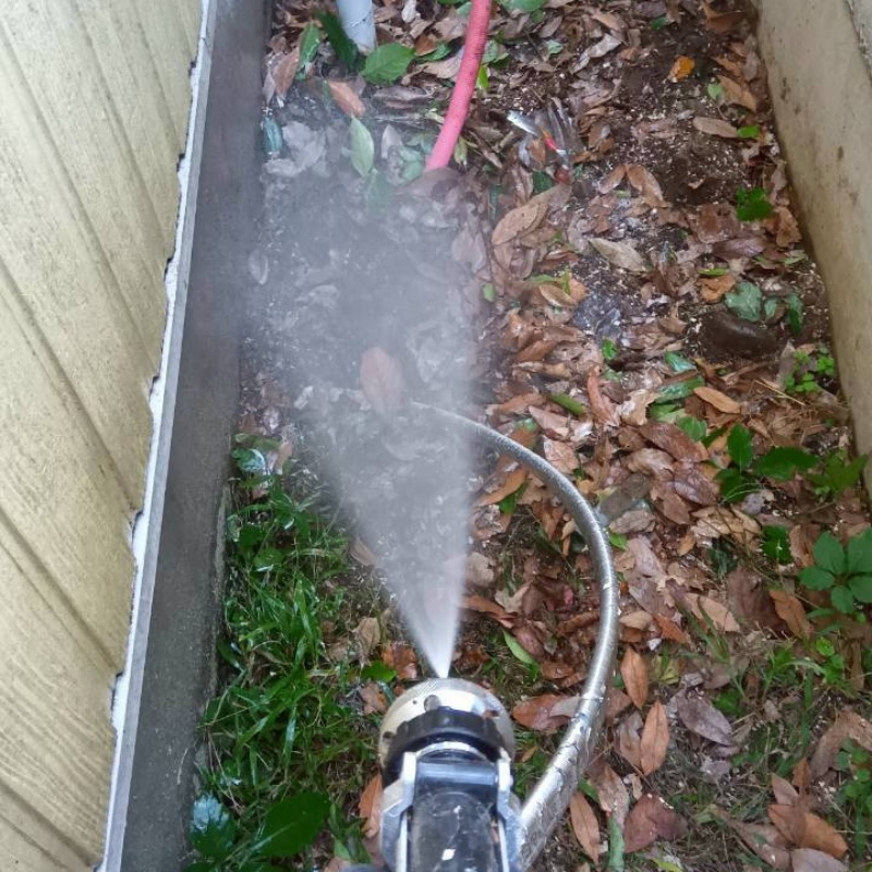 建物の外周にシロアリ駆除剤を散布