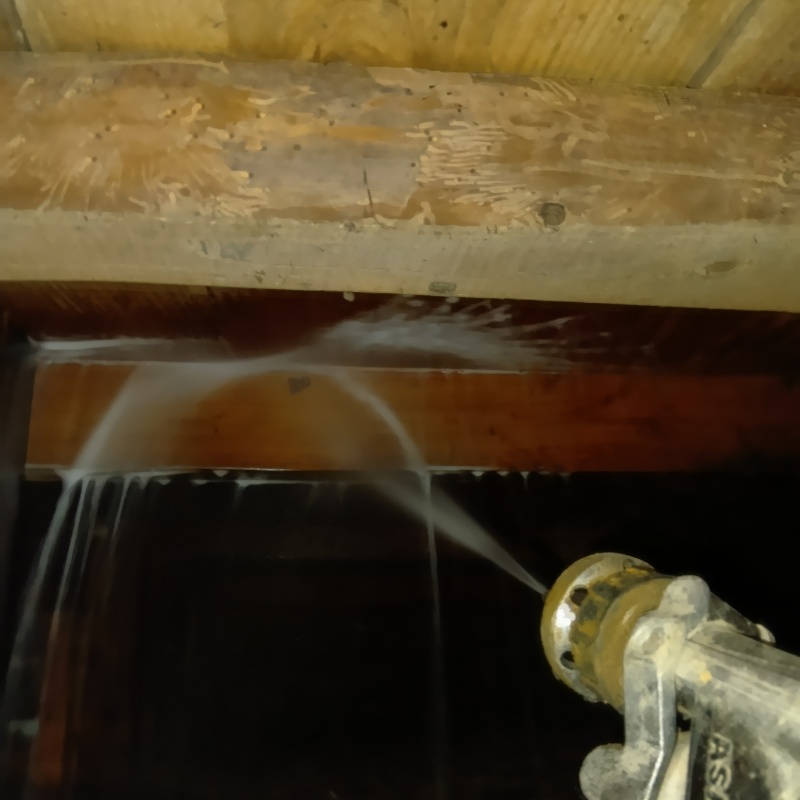 床下の木材にシロアリ駆除剤を散布