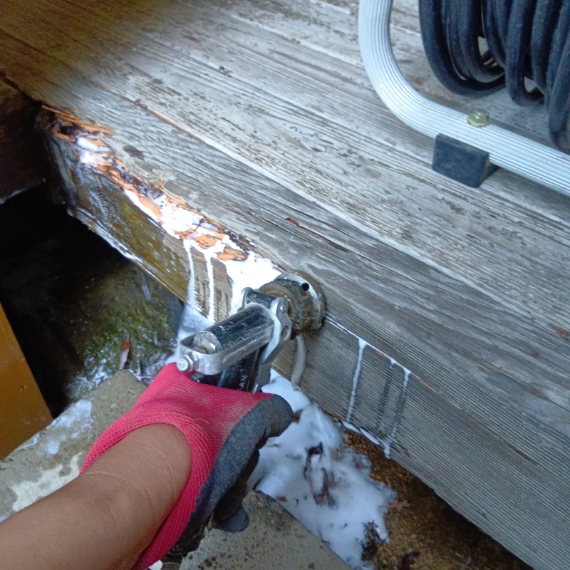 食害を受けた木材にシロアリ駆除剤を散布