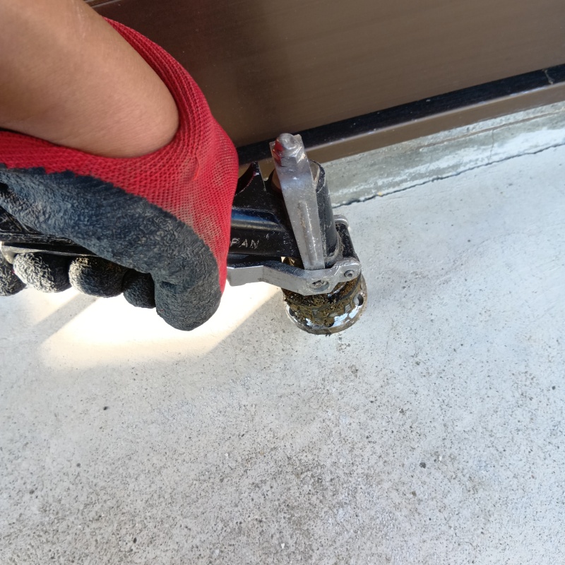 床にシロアリ駆除剤を注入