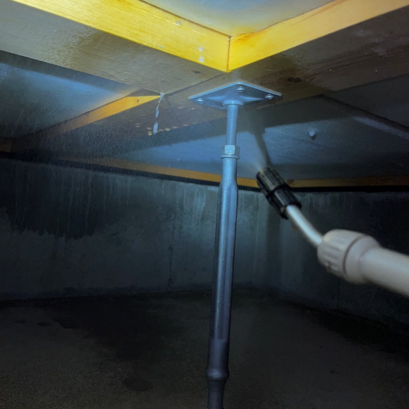 床下の木材に防蟻剤を散布