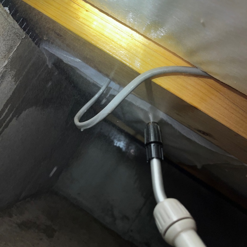 床下の木材に防蟻剤を散布