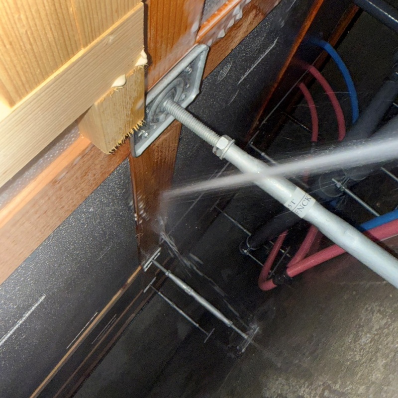 床下の木材に防蟻剤を散布