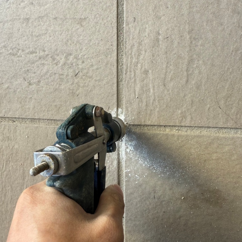 壁に防蟻剤を注入