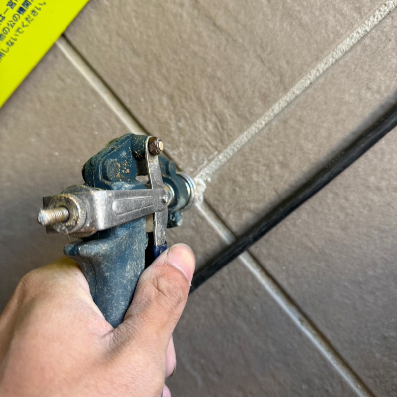 床に防蟻剤を注入