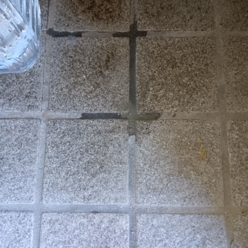 開けた穴を修復した様子