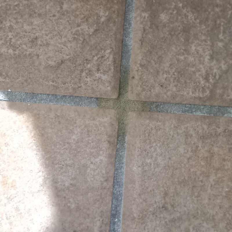 開けた穴を修復した様子