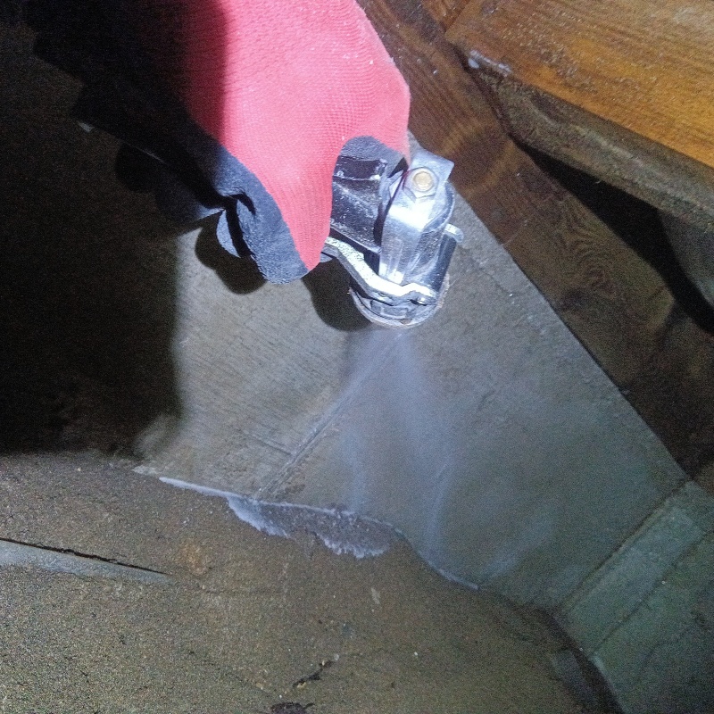 床下の地面にシロアリ駆除剤を散布