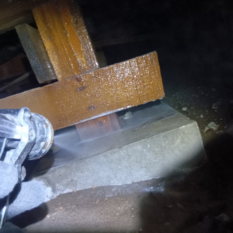 束石付近にシロアリ駆除剤を散布