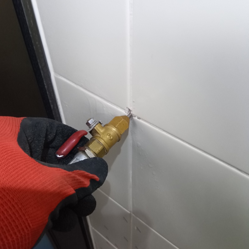 浴室の壁にシロアリ駆除剤を注入