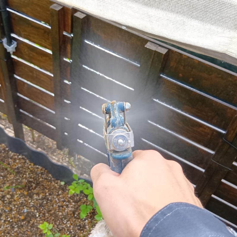 木製フェンスにシロアリ駆除剤を散布