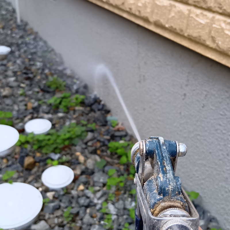 建物外周にシロアリ駆除剤を散布