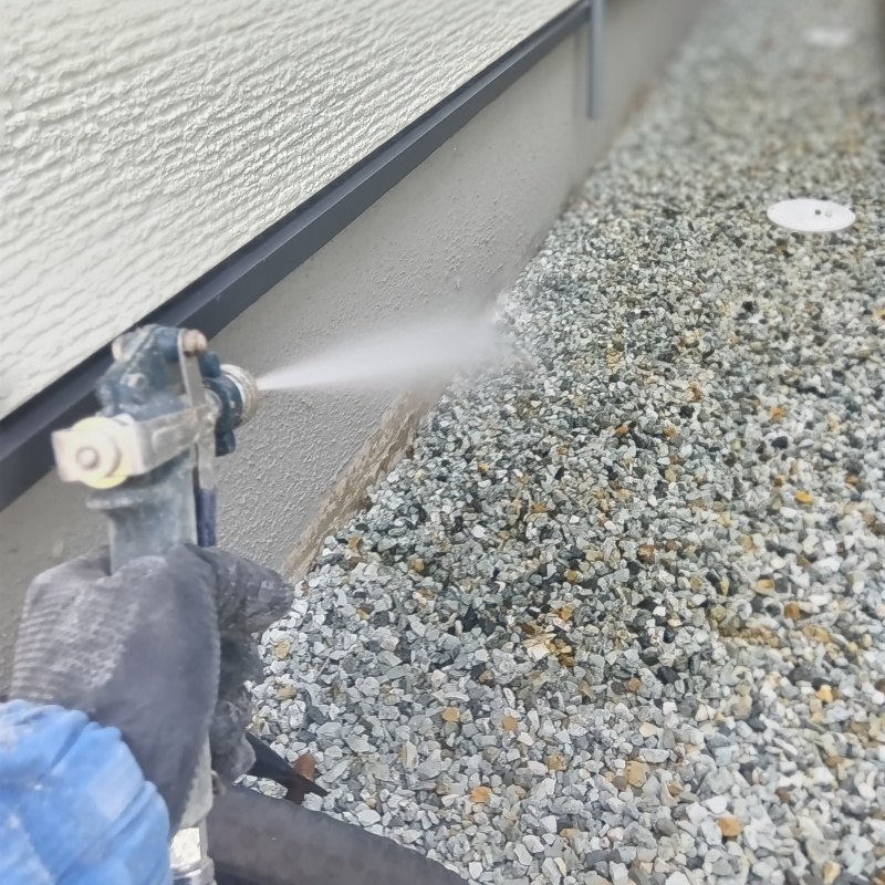 建物外周に防蟻剤を散布