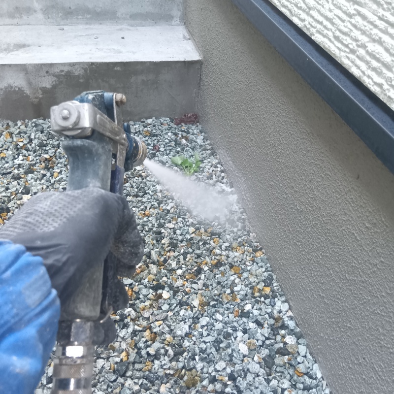 建物外周に防蟻剤を散布