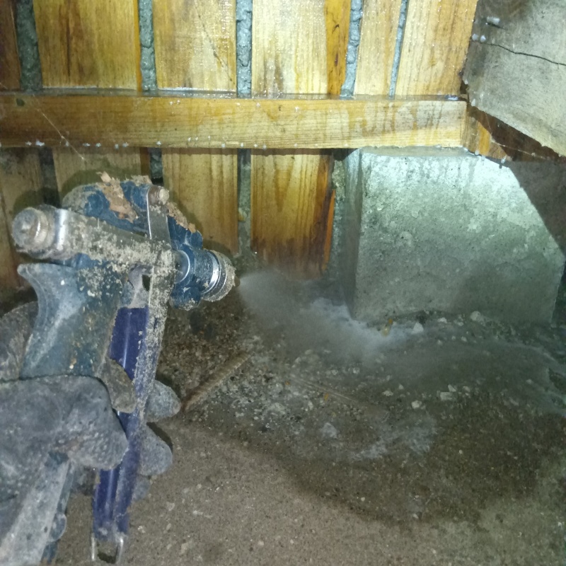 束石まわりにシロアリ駆除剤を散布