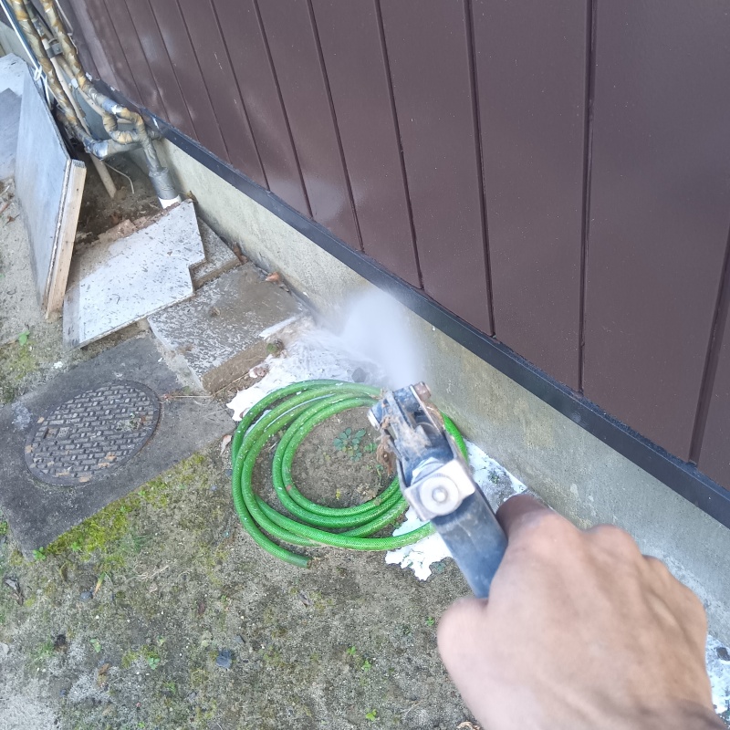 建物外周にシロアリ駆除剤を散布