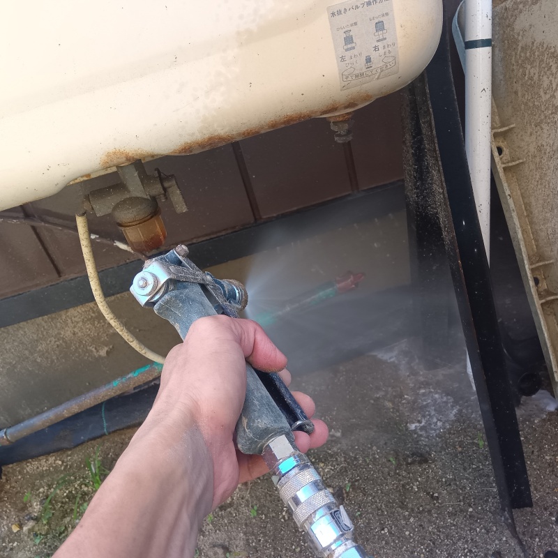 建物外周にシロアリ駆除剤を散布