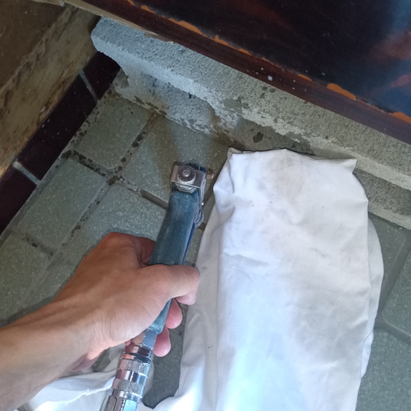 床にシロアリ駆除剤を注入