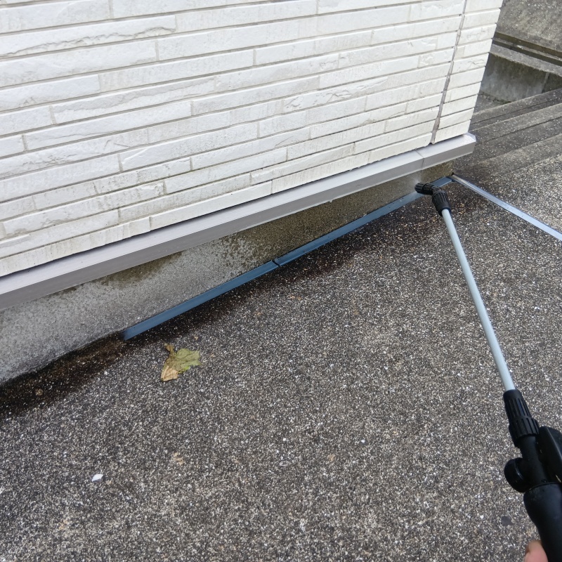 建物外周に防蟻剤を散布