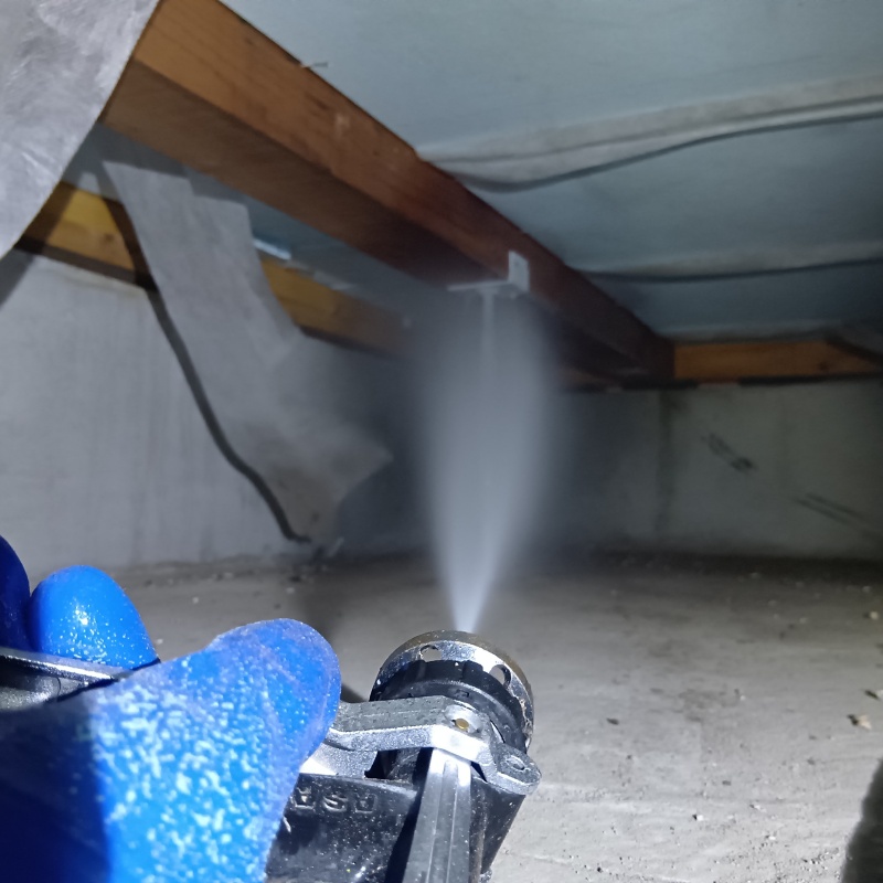 床下の木材にシロアリ駆除剤を散布