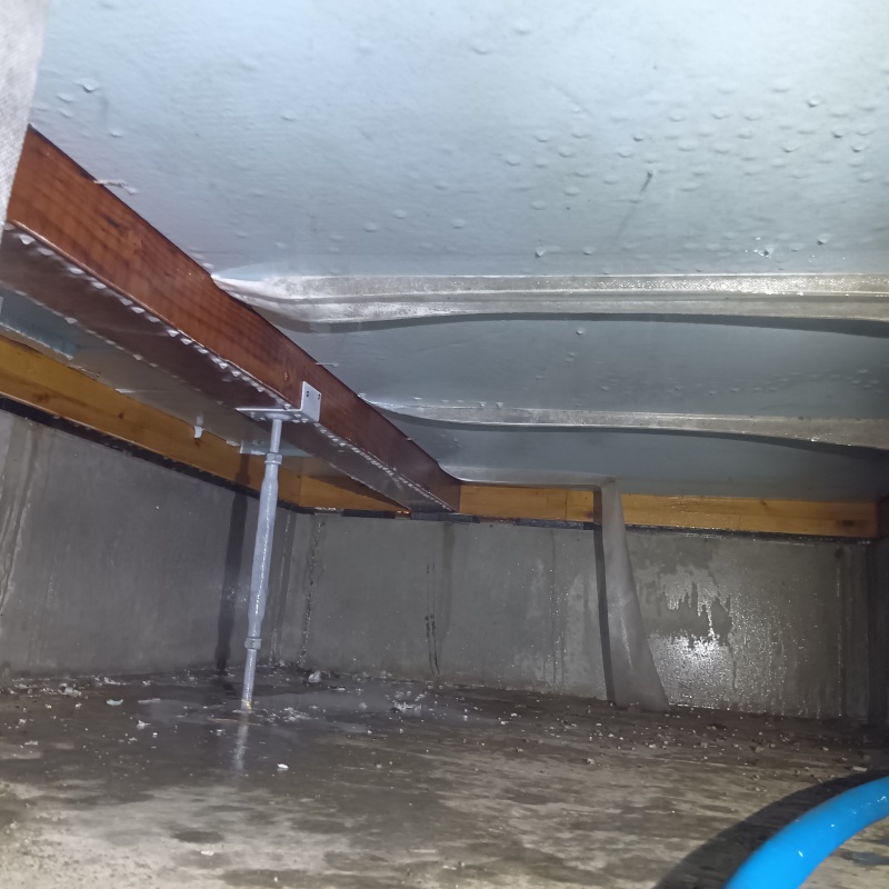 床下の土壌処理が完了した様子