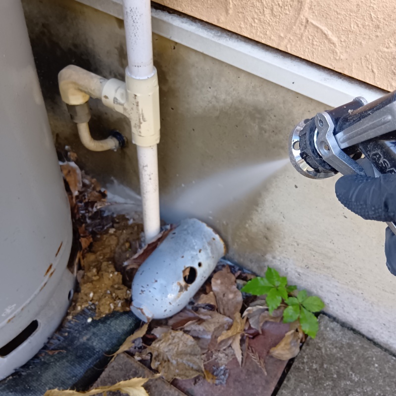 建物外周にシロアリ駆除剤を散布