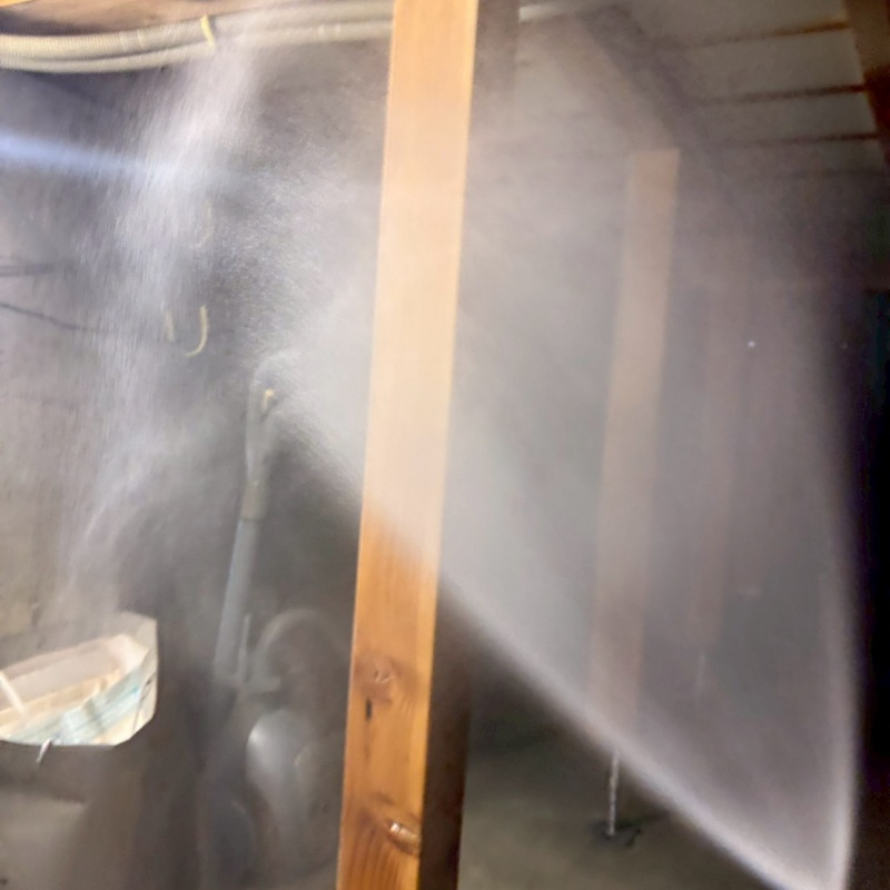 床下の木材にシロアリ駆除剤を散布