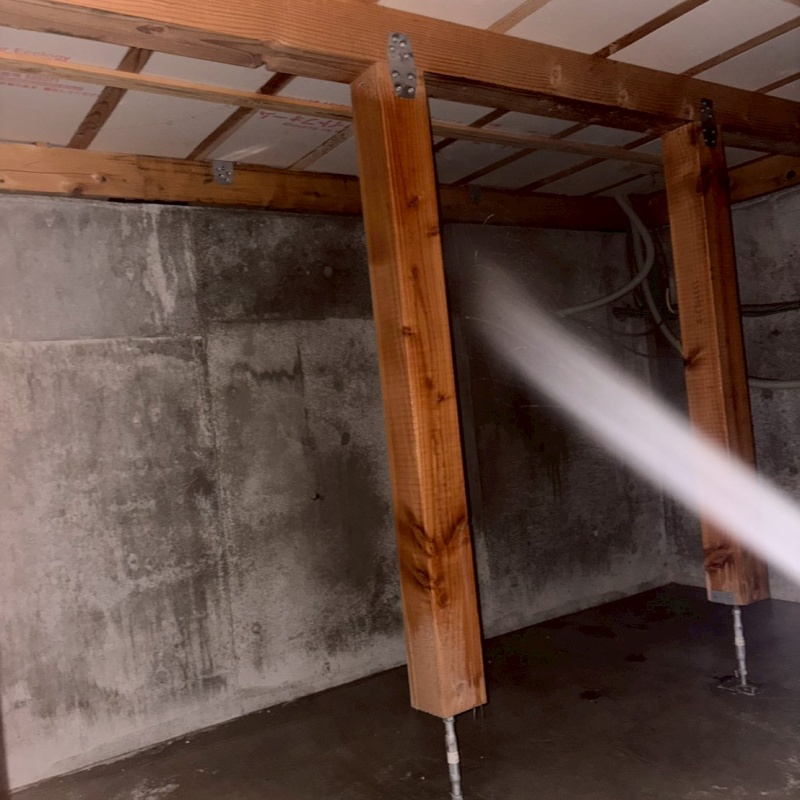 床下の基礎にシロアリ駆除剤を散布