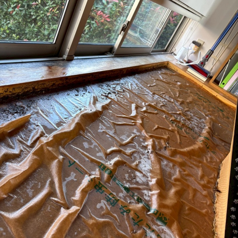 室内の床にシロアリ駆除剤を散布