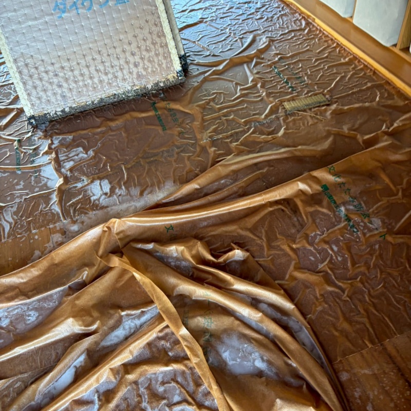 室内の床にシロアリ駆除剤を散布