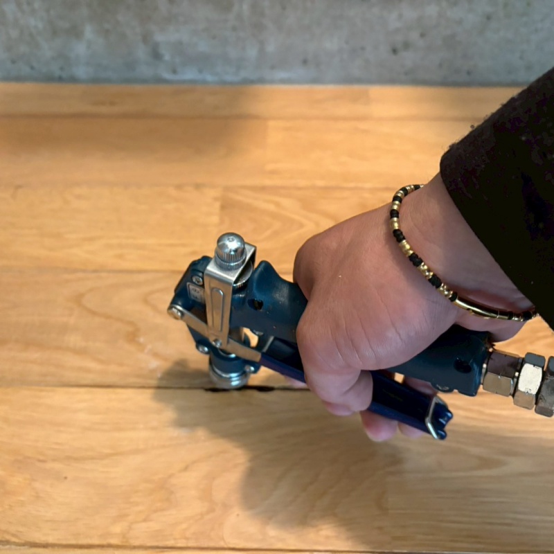 床に穴を開けてシロアリ駆除剤を注入