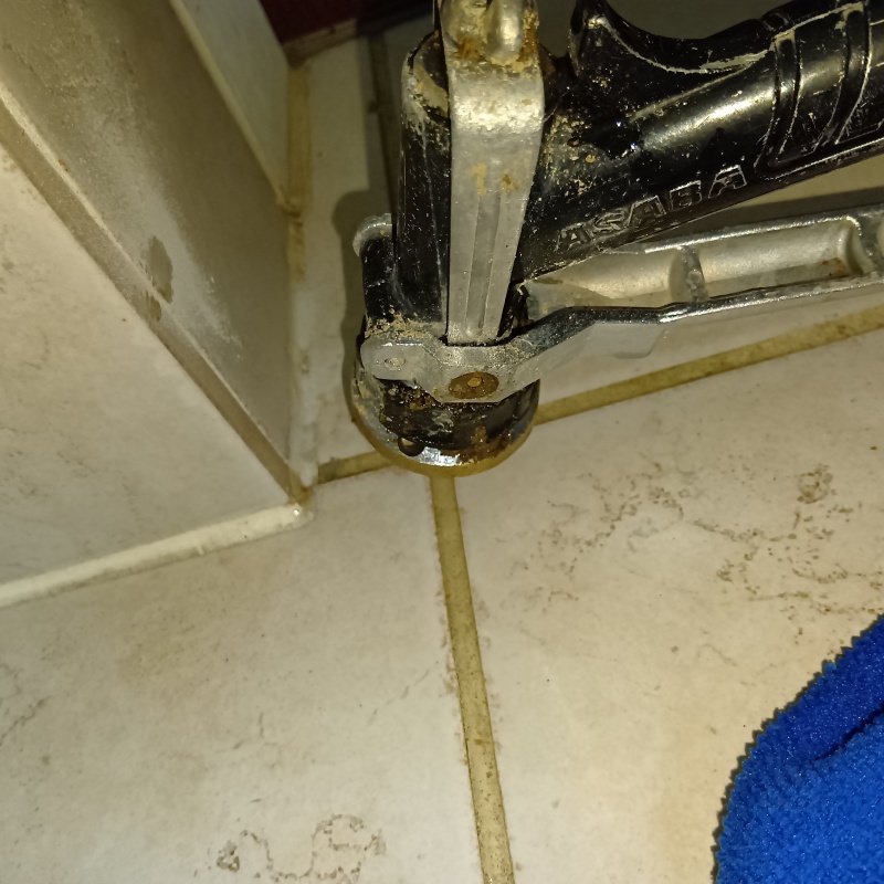 玄関床のタイルの目地から防蟻剤を注入