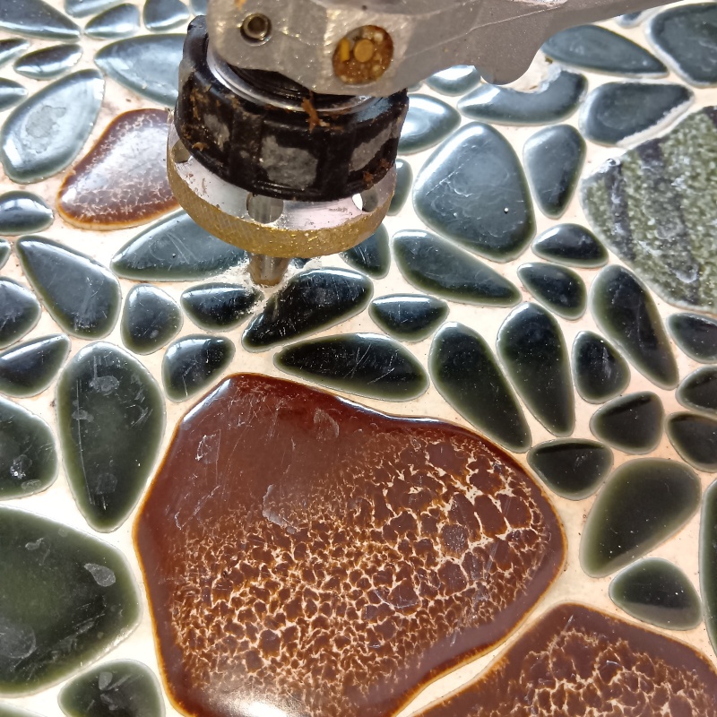 浴室床の目地からシロアリ駆除剤を注入