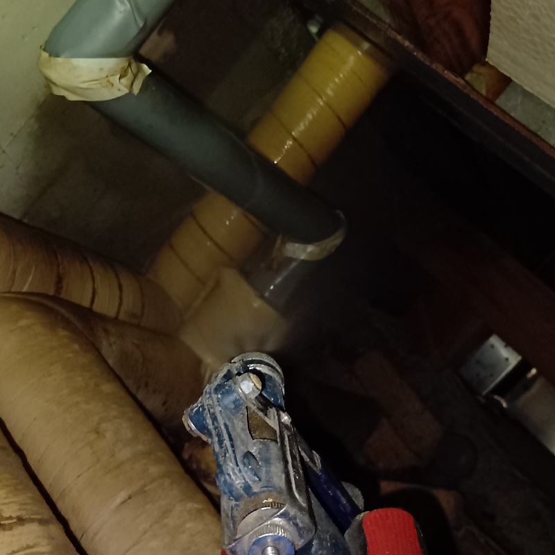 基礎にシロアリ駆除剤を吹きつける様子